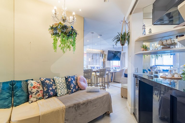 Frente Mar: Studio Decorado com Vista Espetacular