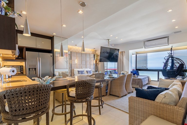 Frente Mar: Studio Decorado com Vista Espetacular