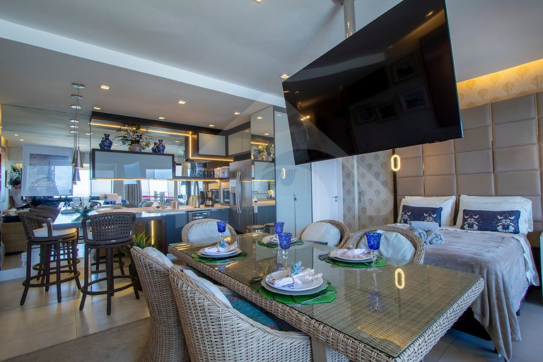 Frente Mar: Studio Decorado com Vista Espetacular