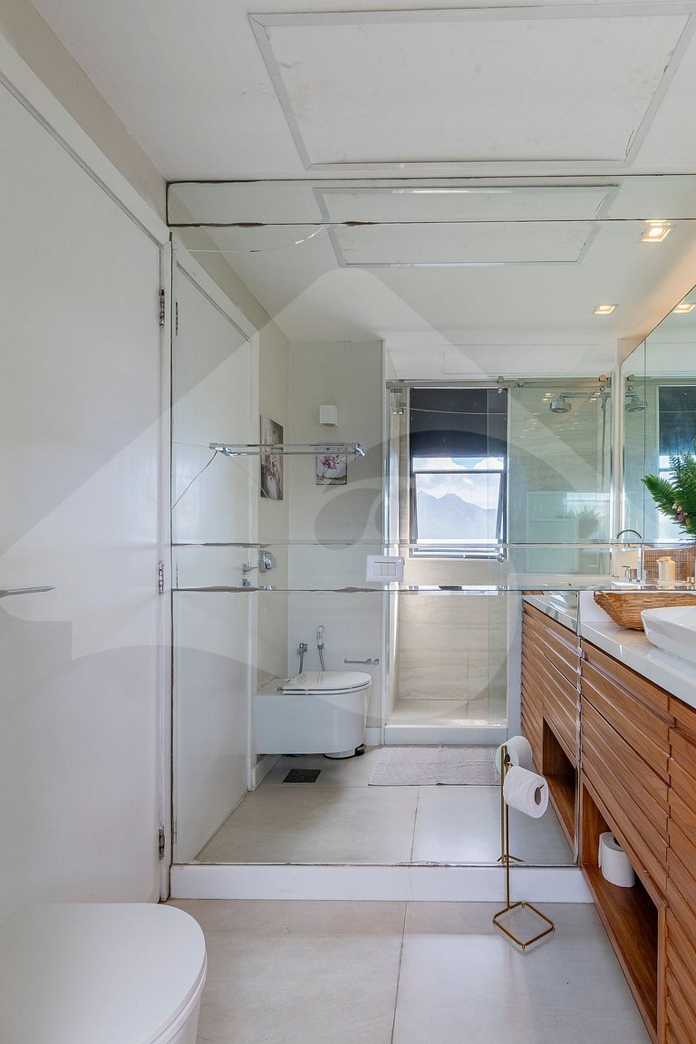 Frente Mar: Studio Decorado com Vista Espetacular