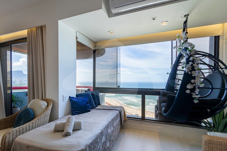 Frente Mar: Studio Decorado com Vista Espetacular