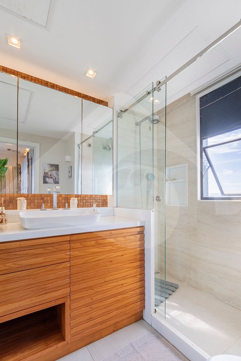 Frente Mar: Studio Decorado com Vista Espetacular