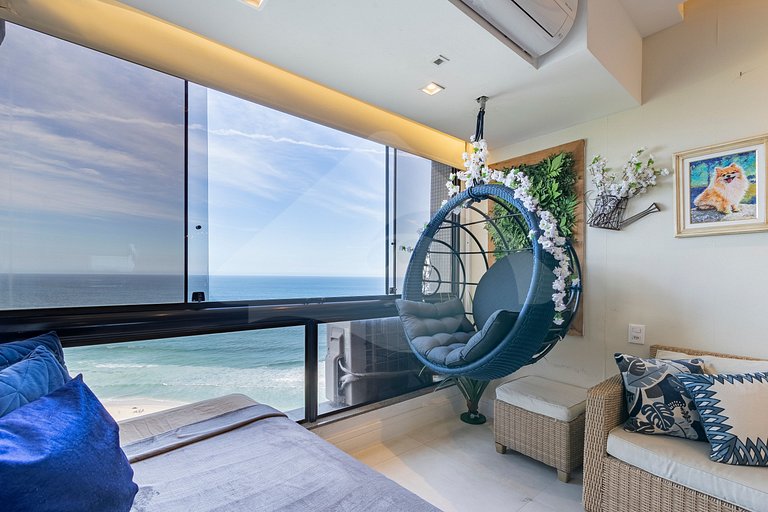 Frente Mar: Studio Decorado com Vista Espetacular