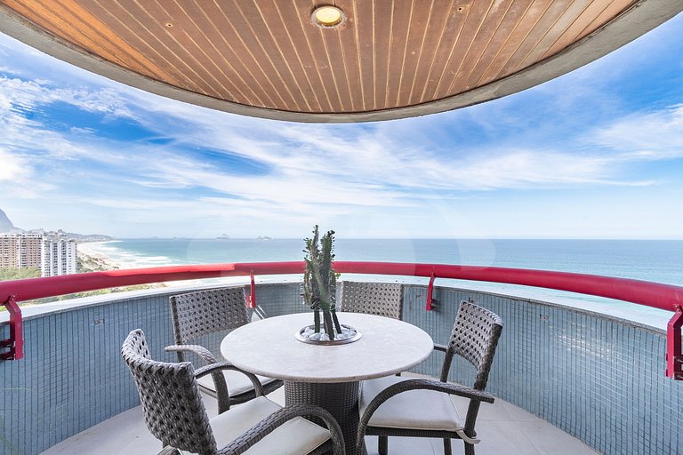 Frente Mar: Studio Decorado com Vista Espetacular