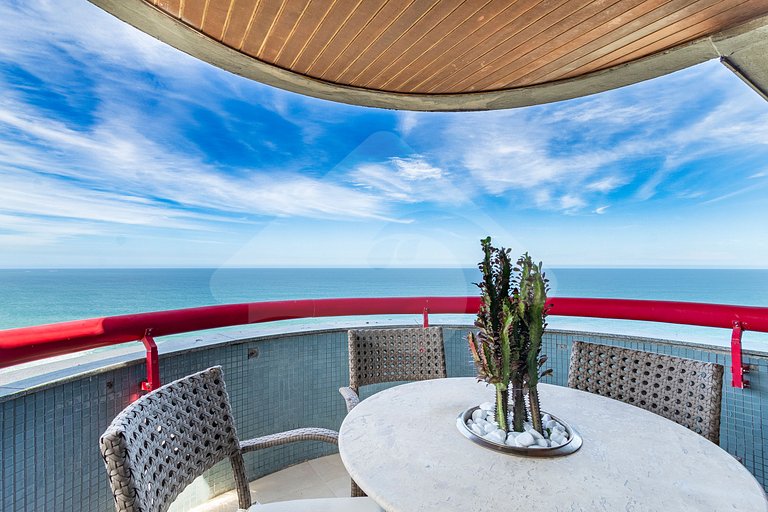 Frente Mar: Studio Decorado com Vista Espetacular