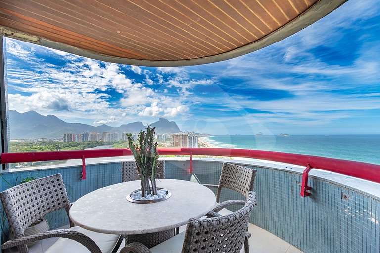 Frente Mar: Studio Decorado com Vista Espetacular