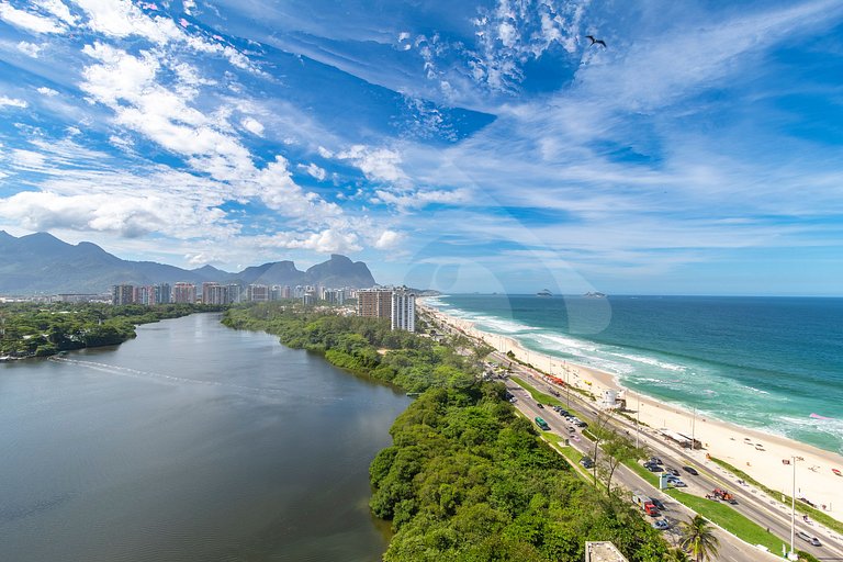 Frente Mar: Studio Decorado com Vista Espetacular