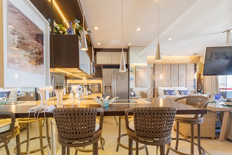 Frente Mar: Studio Decorado com Vista Espetacular