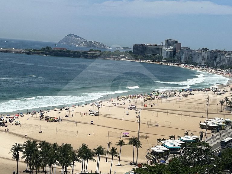 Pé na Areia: Amplo e Reformado na Praia de Copa