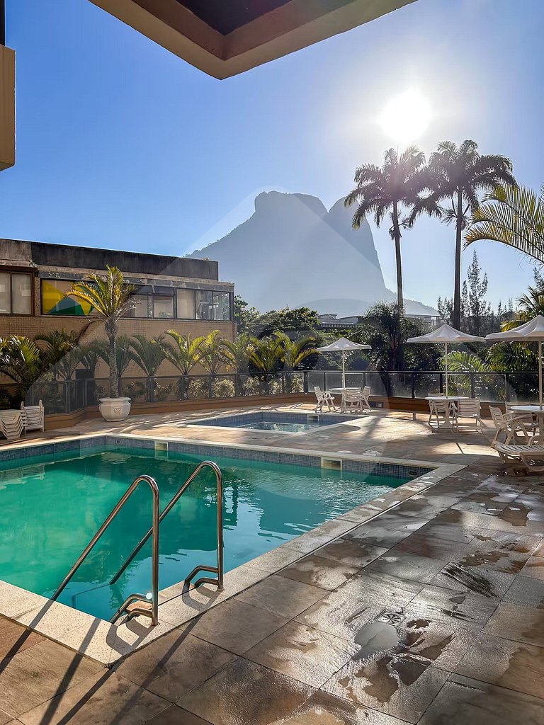 Pé na areia | Luxo reformado com vista pro mar