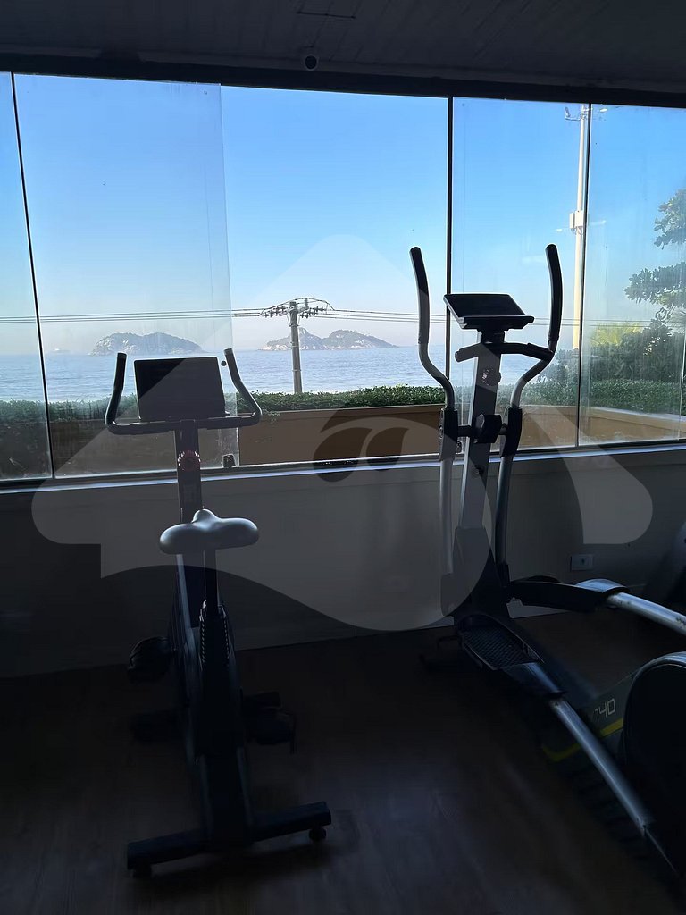 Pé na areia | Luxo reformado com vista pro mar