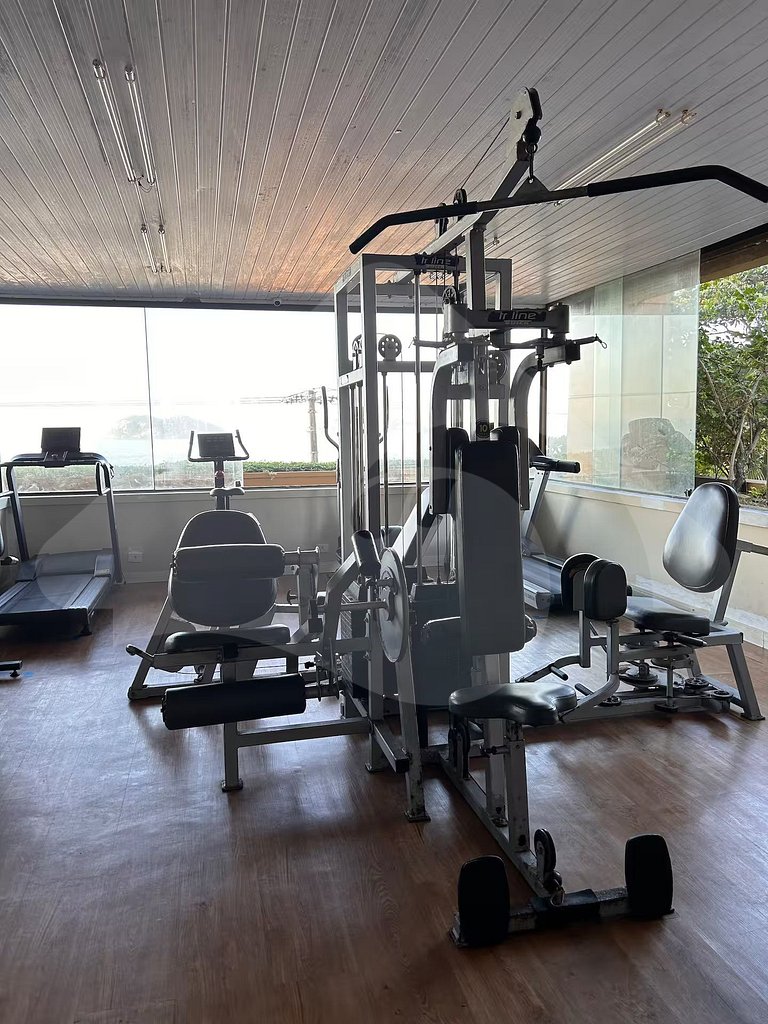 Pé na areia | Luxo reformado com vista pro mar