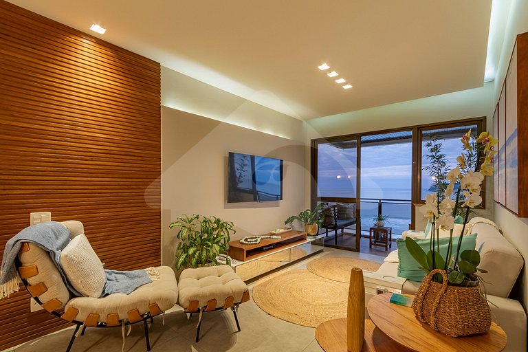 Pé na areia | Luxo reformado com vista pro mar