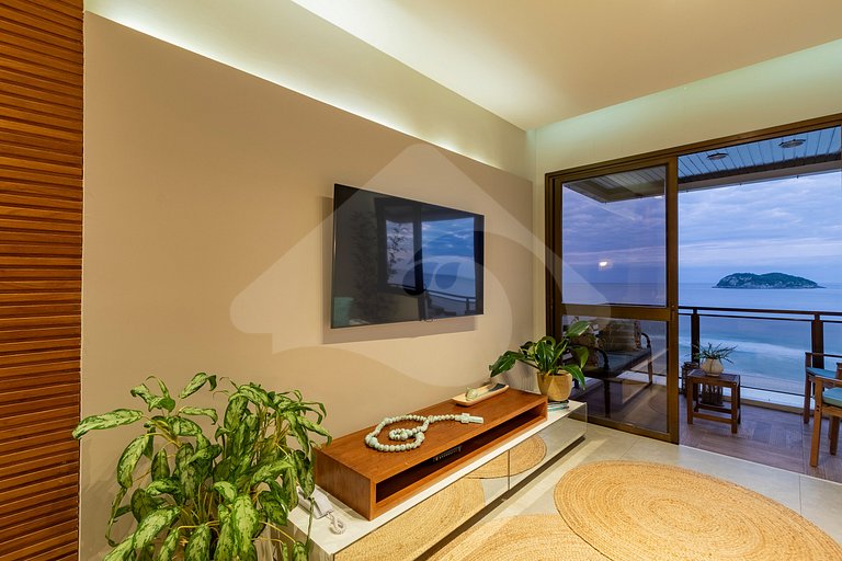 Pé na areia | Luxo reformado com vista pro mar