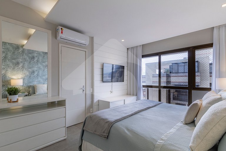 Pé na areia | Luxo reformado com vista pro mar