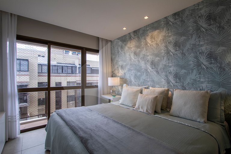 Pé na areia | Luxo reformado com vista pro mar