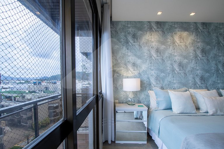 Pé na areia | Luxo reformado com vista pro mar