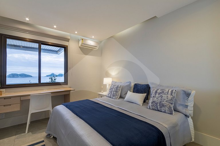 Pé na areia | Luxo reformado com vista pro mar