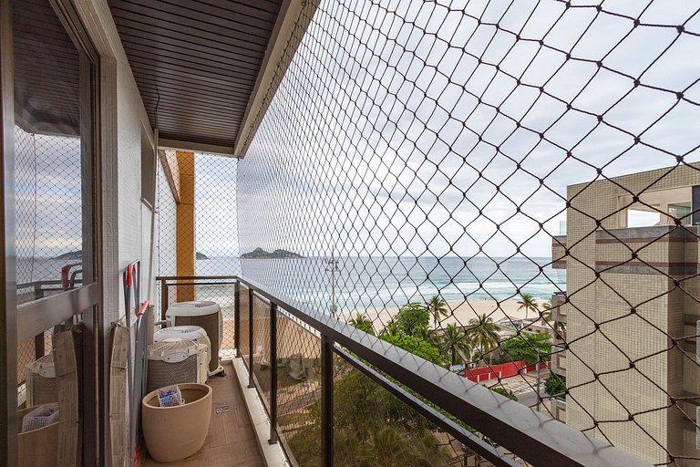 Pé na areia | Luxo reformado com vista pro mar