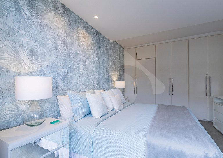 Pé na areia | Luxo reformado com vista pro mar
