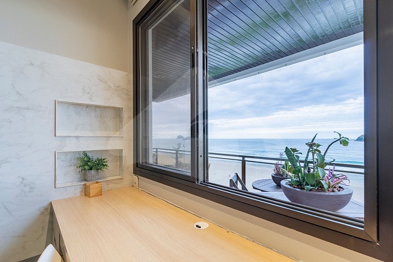 Pé na areia | Luxo reformado com vista pro mar