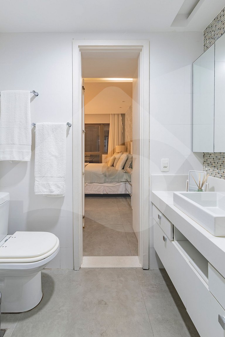 Pé na areia | Luxo reformado com vista pro mar