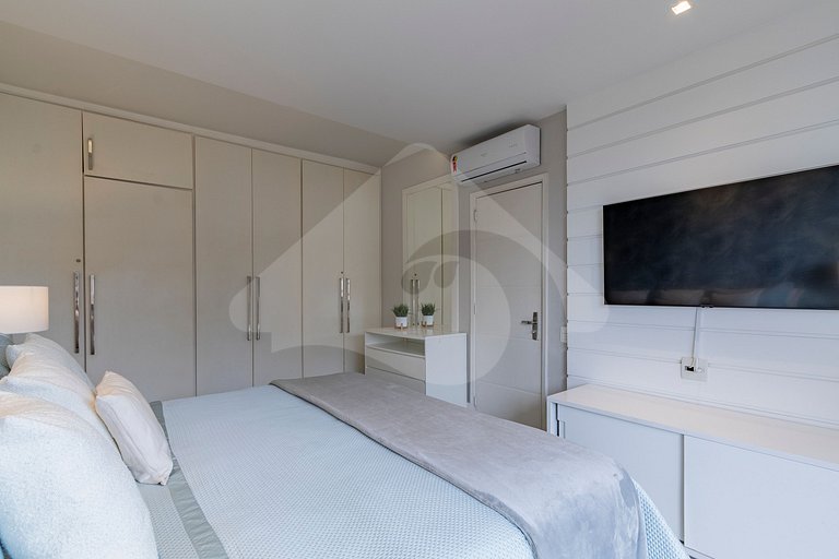 Pé na areia | Luxo reformado com vista pro mar