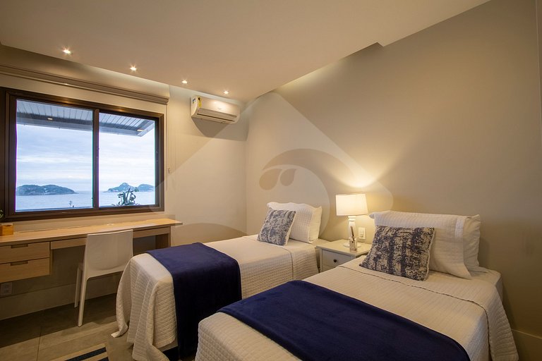Pé na areia | Luxo reformado com vista pro mar