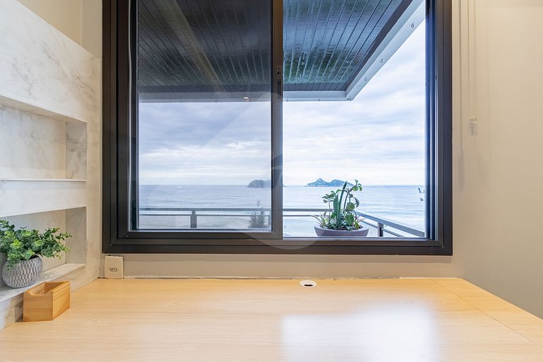 Pé na areia | Luxo reformado com vista pro mar