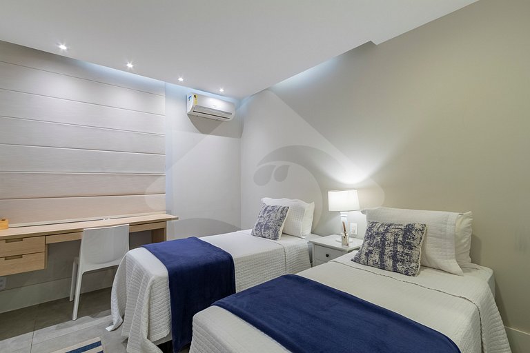Pé na areia | Luxo reformado com vista pro mar