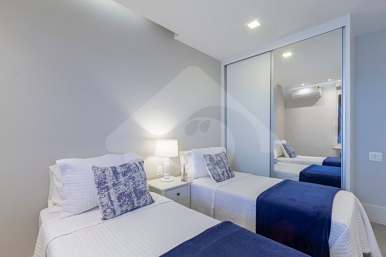 Pé na areia | Luxo reformado com vista pro mar