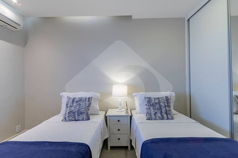 Pé na areia | Luxo reformado com vista pro mar