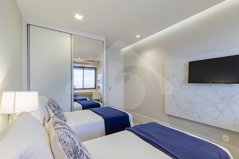 Pé na areia | Luxo reformado com vista pro mar