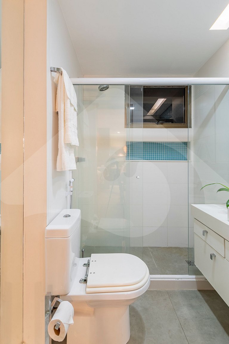 Pé na areia | Luxo reformado com vista pro mar