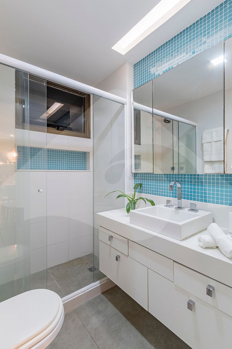 Pé na areia | Luxo reformado com vista pro mar