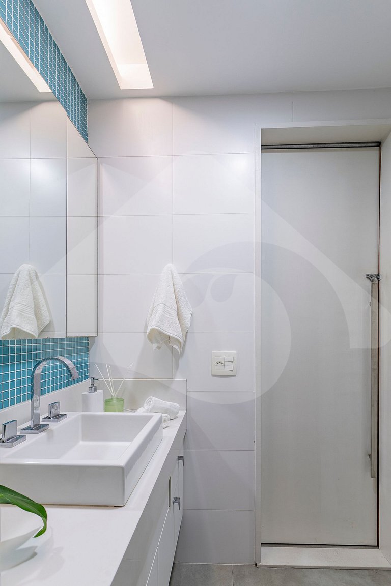 Pé na areia | Luxo reformado com vista pro mar