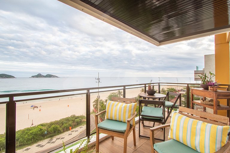 Pé na areia | Luxo reformado com vista pro mar