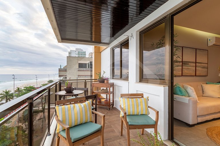 Pé na areia | Luxo reformado com vista pro mar