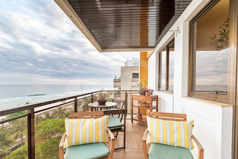 Pé na areia | Luxo reformado com vista pro mar