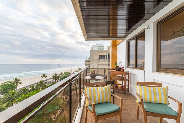 Pé na areia | Luxo reformado com vista pro mar