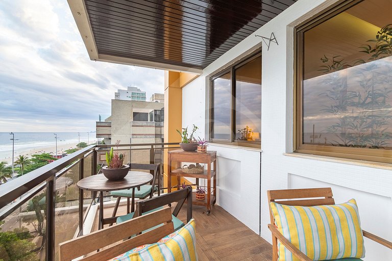 Pé na areia | Luxo reformado com vista pro mar