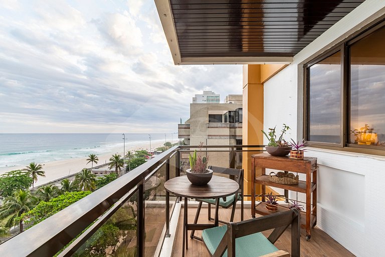 Pé na areia | Luxo reformado com vista pro mar
