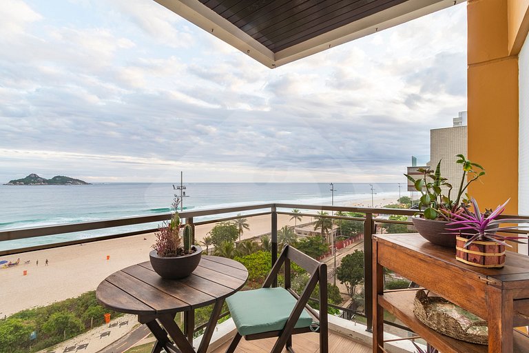 Pé na areia | Luxo reformado com vista pro mar