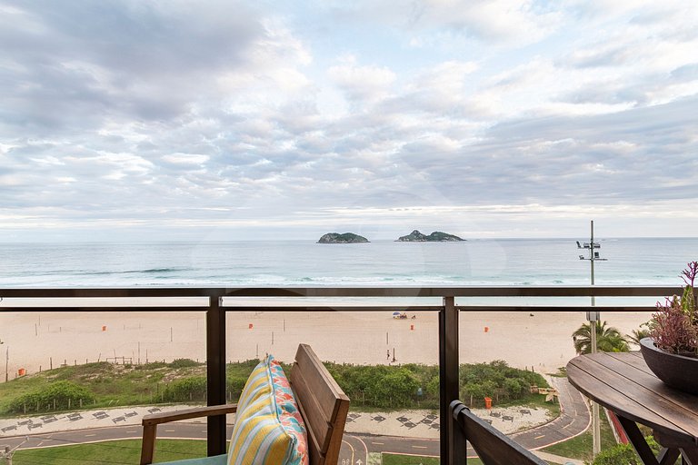 Pé na areia | Luxo reformado com vista pro mar