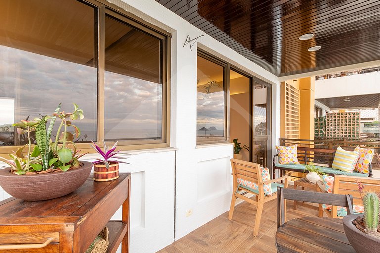 Pé na areia | Luxo reformado com vista pro mar