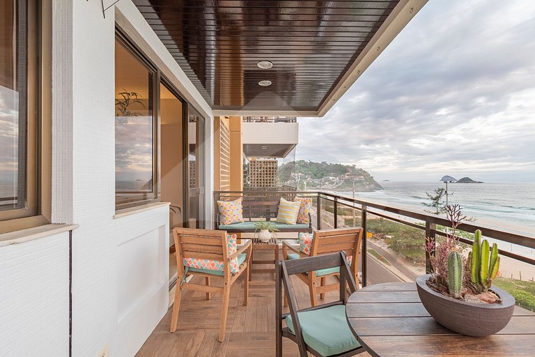 Pé na areia | Luxo reformado com vista pro mar