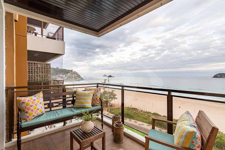 Pé na areia | Luxo reformado com vista pro mar
