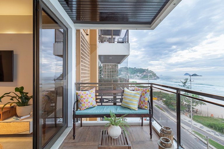 Pé na areia | Luxo reformado com vista pro mar