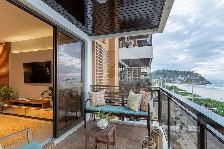 Pé na areia | Luxo reformado com vista pro mar