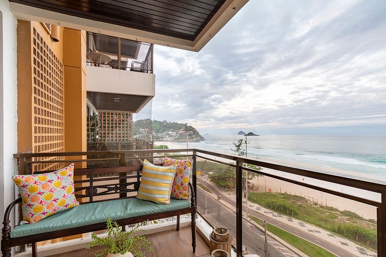 Pé na areia | Luxo reformado com vista pro mar